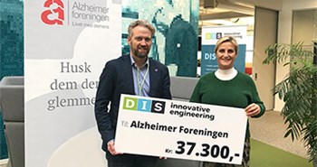 Alzheimerforeningen får donation af DIS
